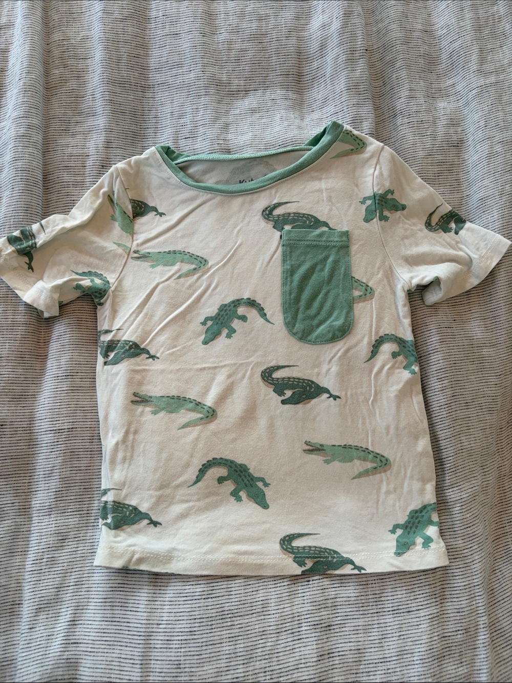 Kyte BABY Cream Tee with Green Alligator Print and Pocket